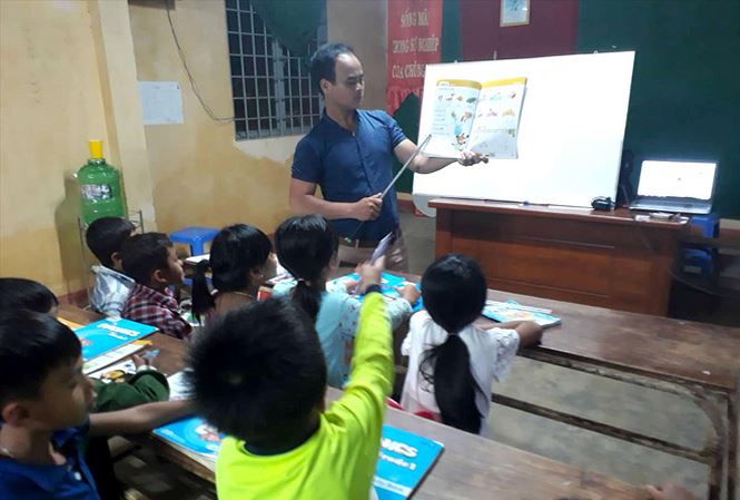 Thầy giáo K’ho dạy tiếng Anh miễn phí cho học sinh nghèo - 1