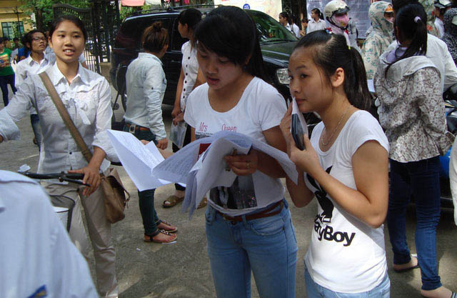 Trường đại học cấm mặc áo phông không cổ có quá khắt khe? - 1