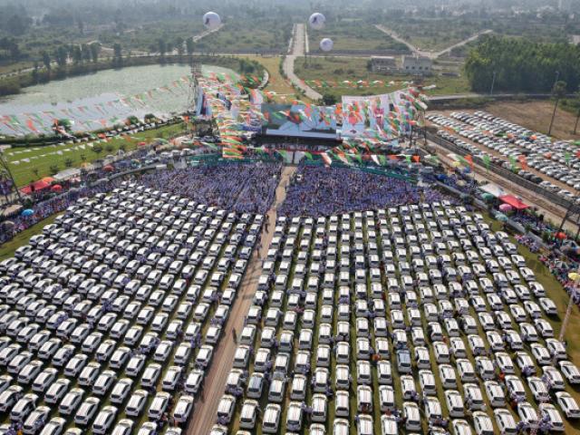 Bạn trẻ - Cuộc sống - Ấn Độ: Ông trùm kim cương "gây sốc" khi  tặng 600 ô tô cho nhân viên