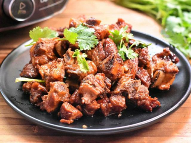 Chỉ thêm 1 nguyên liệu, món sườn rim quen thuộc trở nên lạ miệng, tuyệt ngon