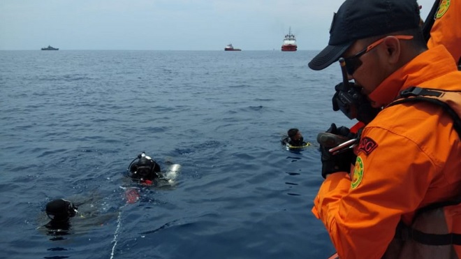 Máy bay Indonesia chở 189 người rơi: Vớt được thi thể đầu tiên - 1
