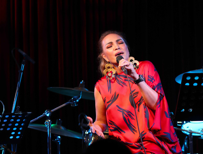 Diva Thanh Hà và ca sĩ Pha Lê trao nhau nụ hôn tình tứ trên sân khấu - 4