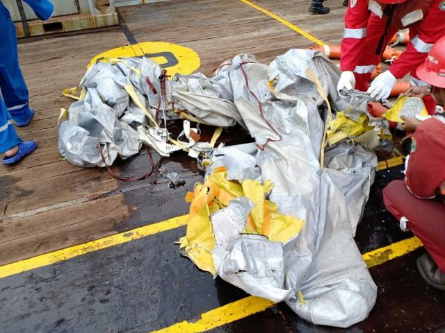 Máy bay Indonesia rơi xuống biển chở 20 quan chức