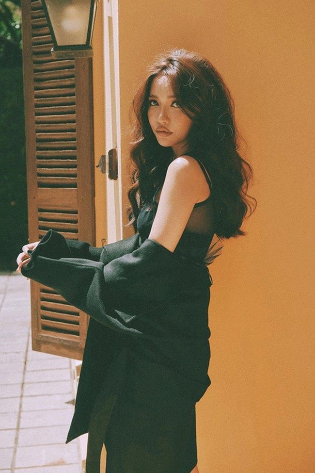 Đây là lần hiếm hoi người hâm mộ thấy nữ ca sĩ 8X thay đổi sexy thế này.
