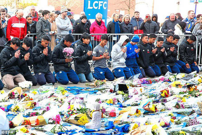 Chủ tịch Leicester qua đời: Thế giới tiếc thương, sân Wembley đổi màu tưởng nhớ - 1