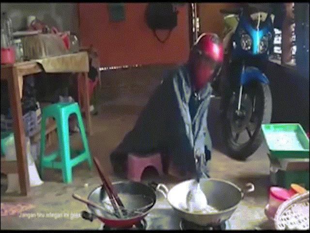 Bạn trẻ - Cuộc sống - Clip: Mày râu vào bếp "như đánh trận giả" khiến ai cũng phì cười