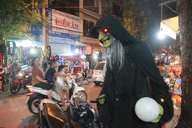 Hình ma tốc độ, phù thủy gào thét trên phố Hà Nội trước lễ Halloween - 6
