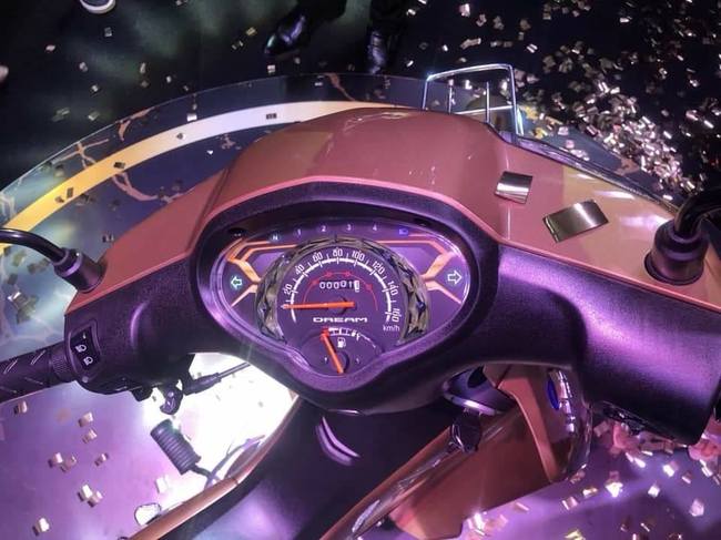 Cụm đồng hồ của 2019 Honda Dream 125 mới với khuôn hình dạng trái tim khác với mặt đồng hồ vuông mà người tiêu dùng xe ở Việt Nam thường bắt gặp trên Honda Dream.