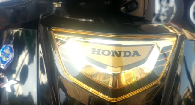 Cận cảnh lô-gô huyền thoại của Honda với màu vàng quý phái.