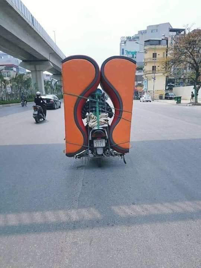 Nhiều người đi đường hoang mang không biết đồ vật được chở trên xe dùng để làm gì