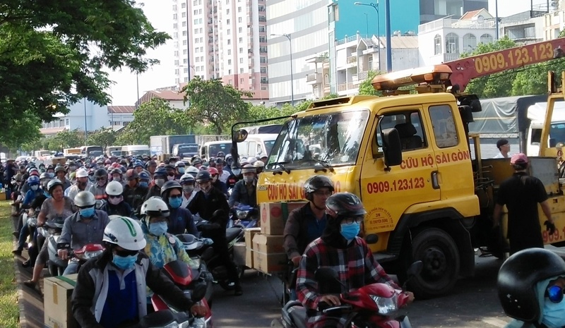 Nhiều người vứt xe, chạy thục mạng khi ô tô tải “đại náo” phố Sài Gòn - 4
