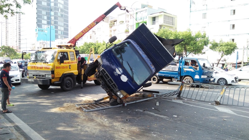 Nhiều người vứt xe, chạy thục mạng khi ô tô tải “đại náo” phố Sài Gòn - 3