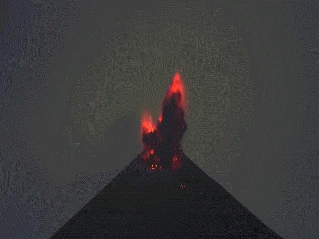 Thế giới - Video: Núi lửa Indonesia tự bắn ra “mưa sét” khét lẹt khi phun trào