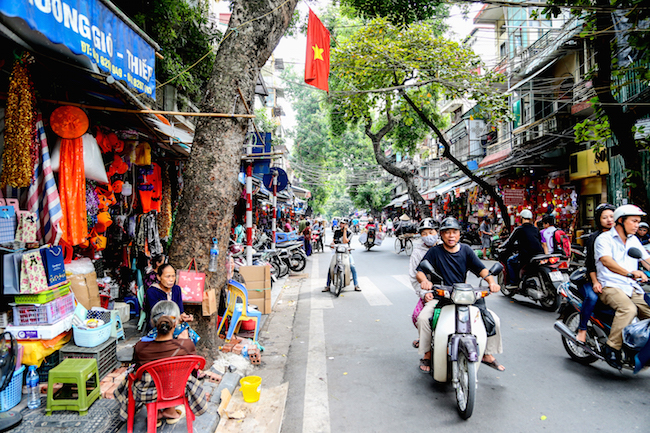 Rất nhiều mặt hàng kinh dị được bày bán đầy rẫy giữa ban ngày.