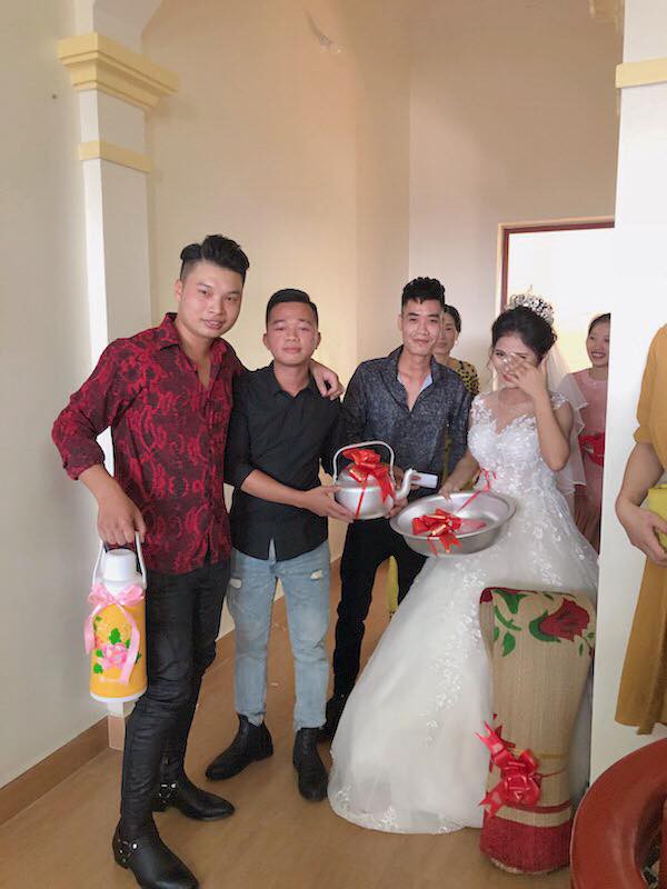 Quà cưới "lầy lội" khiến cô dâu chú rể "khóc không thành tiếng" - 1