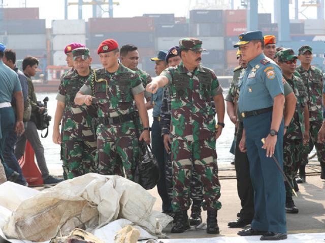 Máy bay Indonesia chở 189 người rơi: Tìm thấy phần thân dài 22m