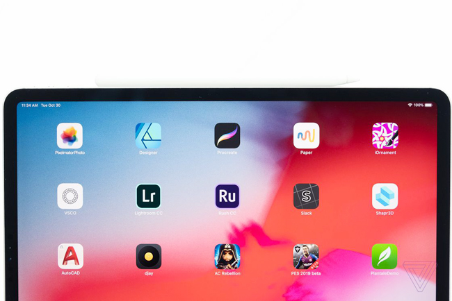 Thiết kế mới cho phép viền màn hình trên iPad Pro mới mỏng hơn, nhằm tối ưu khả năng hiển thị mặt trước, và kết quả là iPad Pro mới được xem là chiếc tablet "gần toàn màn hình". Đặc biệt, màn hình lớn hơn iPhone nên trông nó thực sự bắt mắt.