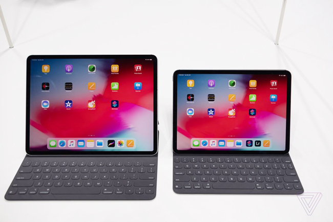 Cả hai phiên bản tablet mới của Apple đều được thiết kế lại so với người tiền nhiệm. Một trong những điểm dễ nhận thấy nhất trong thiết kế chính là nút Home vật lý đã được loại bỏ, thay vào đó là công nghệ nhận diện khuôn mặt Face ID để mở khóa thiết bị.