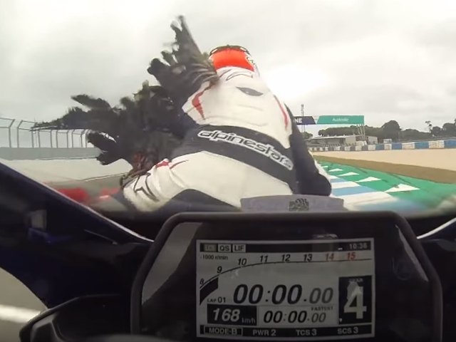 Thế giới xe - Hy hữu: Biker gặp cú ngã "trời giáng" do... chim