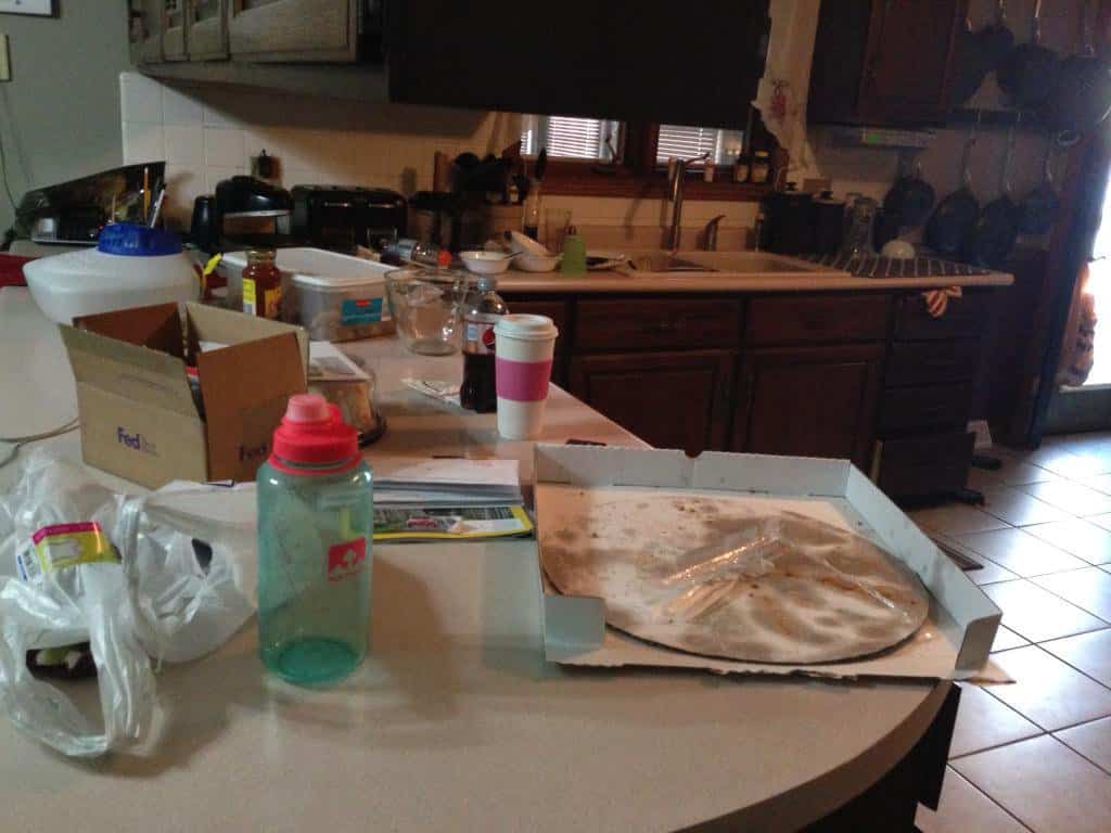 Mời người yêu về phòng bừa bộn để xem có phải là người vợ mẫu mực không - 1