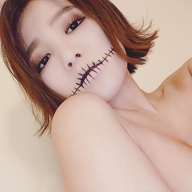Cô gái Nhật Bản họa mặt kỳ quái nhân ngày Quỷ ám - 1