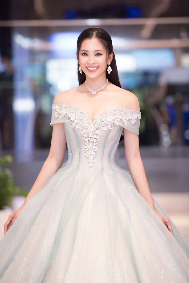 Hoa hậu Tiểu Vy diện váy công chúa, đẹp yêu kiều tuổi 18 - 1