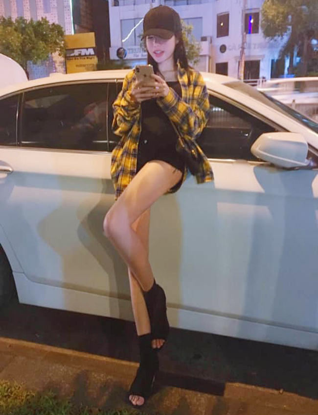 Ngay cả khi ra phố và mặc quần short, cô vẫn để lộ hình xăm chữ la tinh chạy dài ở bên hông.