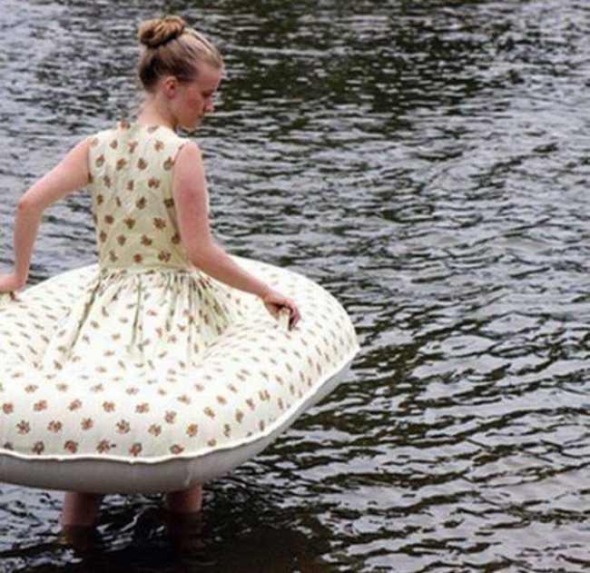 Chiếc váy tiện ích cho mùa ngập lụt.