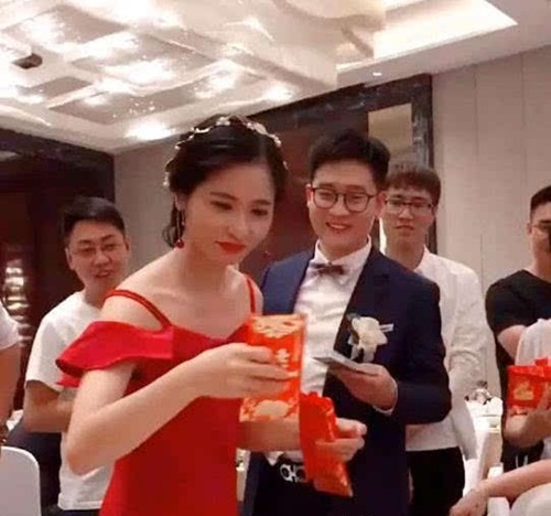 Cô dâu cao tay cứu chú rể thoát khỏi màn "gạ" rượu đáng sợ - 1