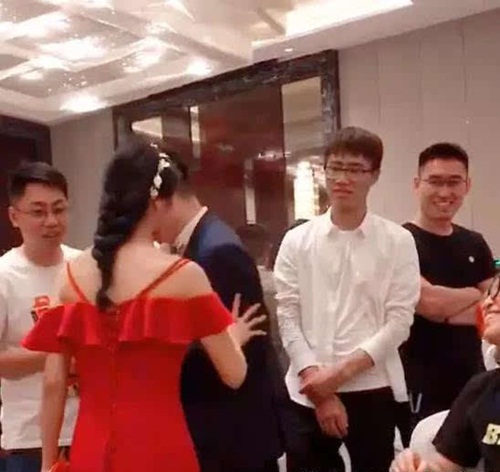 Cô dâu cao tay cứu chú rể thoát khỏi màn "gạ" rượu đáng sợ - 3