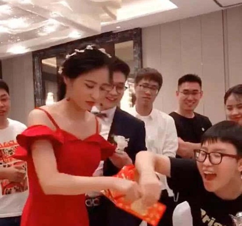 Cô dâu cao tay cứu chú rể thoát khỏi màn "gạ" rượu đáng sợ - 2