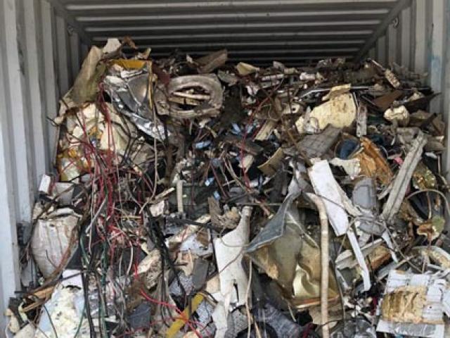 Thị trường - Tiêu dùng - Hàng loạt container rác thải lại nhập cảng Cát Lái