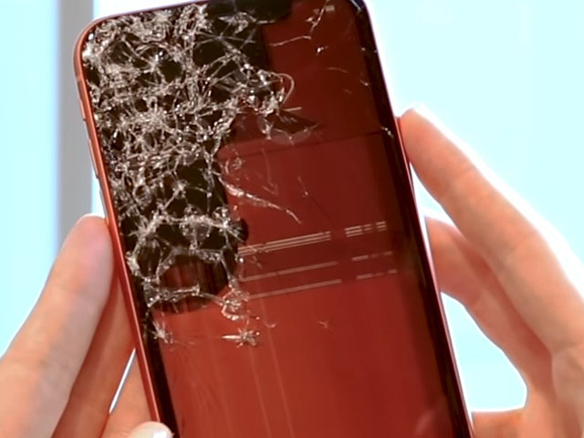 Thời trang Hi-tech - Xót ruột nhìn iPhone XR tan nát trong bài thử nghiệm độ bền