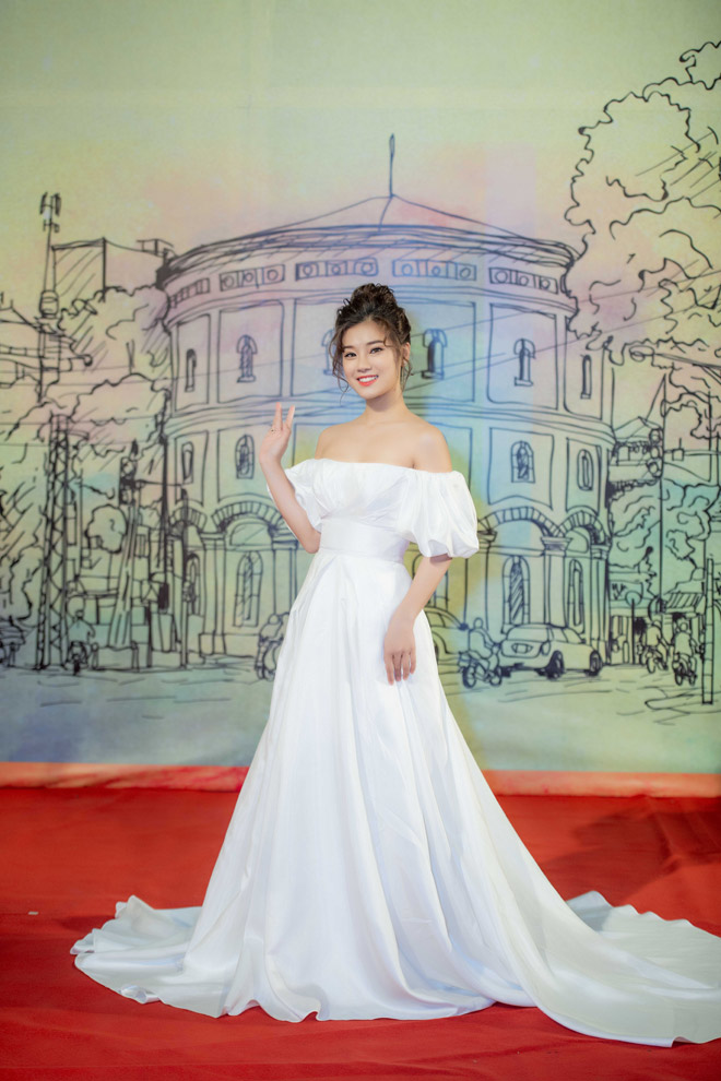 Diễm My 9X diện váy xuyên thấu, khoe ngực đầy trên thảm đỏ - 10