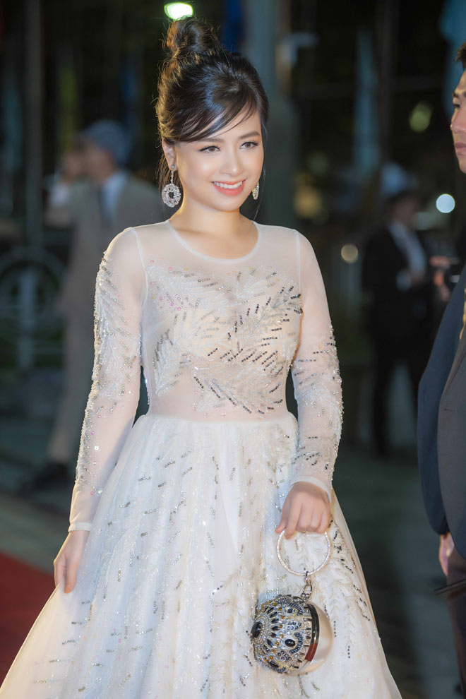 Diễm My 9X diện váy xuyên thấu, khoe ngực đầy trên thảm đỏ - 7