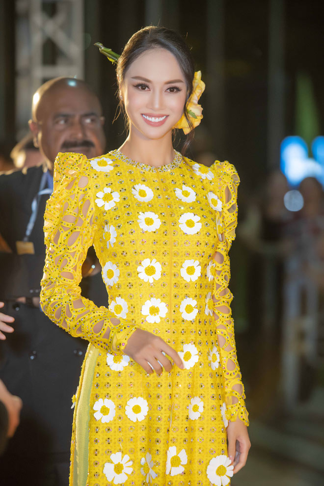 Diễm My 9X diện váy xuyên thấu, khoe ngực đầy trên thảm đỏ - 11