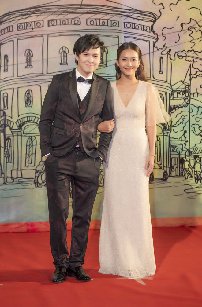 Diễm My 9X diện váy xuyên thấu, khoe ngực đầy trên thảm đỏ - 1