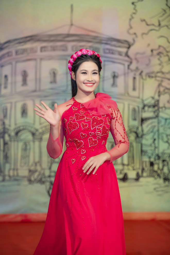 Diễm My 9X diện váy xuyên thấu, khoe ngực đầy trên thảm đỏ - 4