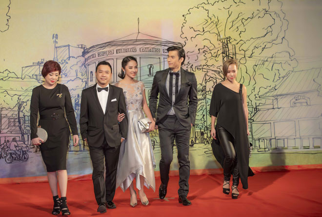 Diễm My 9X diện váy xuyên thấu, khoe ngực đầy trên thảm đỏ - 2