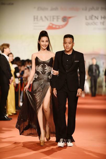 Diễm My 9X diện váy xuyên thấu, khoe ngực đầy trên thảm đỏ - 2