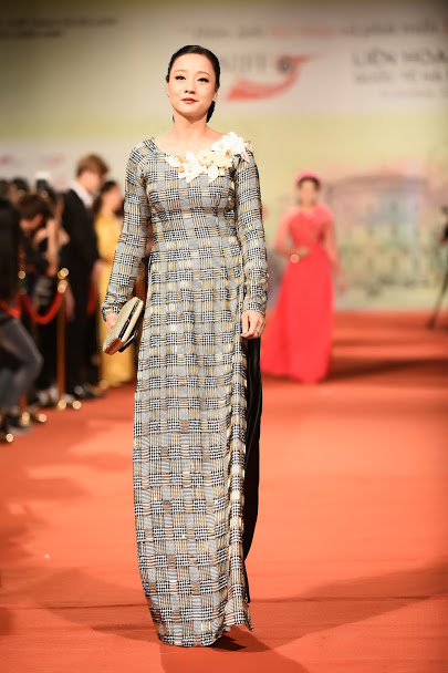 Diễm My 9X diện váy xuyên thấu, khoe ngực đầy trên thảm đỏ - 5