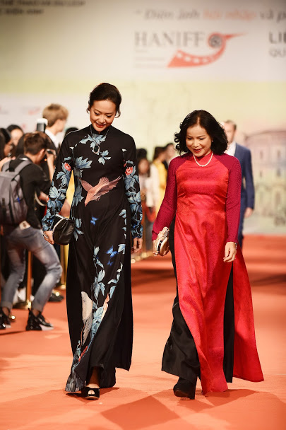 Diễm My 9X diện váy xuyên thấu, khoe ngực đầy trên thảm đỏ - 7