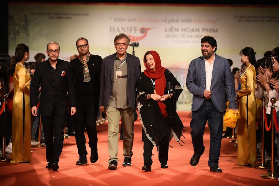 Diễm My 9X diện váy xuyên thấu, khoe ngực đầy trên thảm đỏ - 11