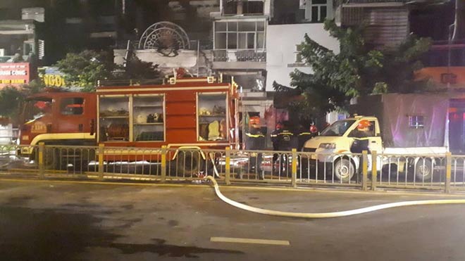 Quán bar ở TP.HCM bốc cháy dữ dội lúc rạng sáng - 3