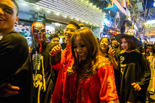 &#34;Zombie, phù thủy&#34; lang thang trên phố cổ Hà Nội trong đêm Halloween - 1