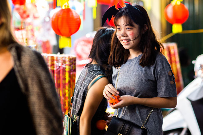 &#34;Zombie, phù thủy&#34; lang thang trên phố cổ Hà Nội trong đêm Halloween - 3