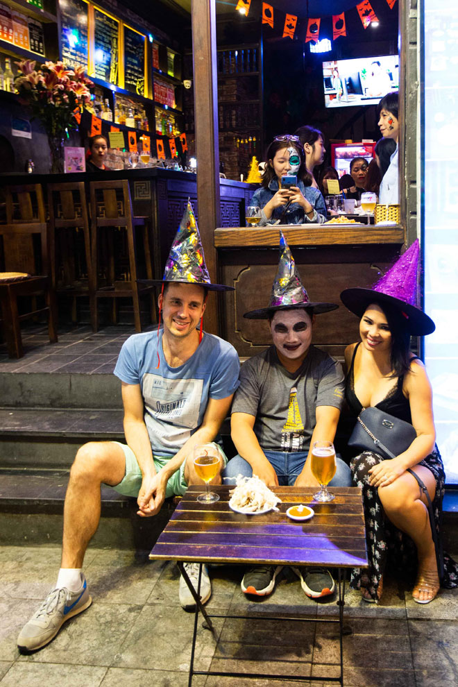 &#34;Zombie, phù thủy&#34; lang thang trên phố cổ Hà Nội trong đêm Halloween - 5