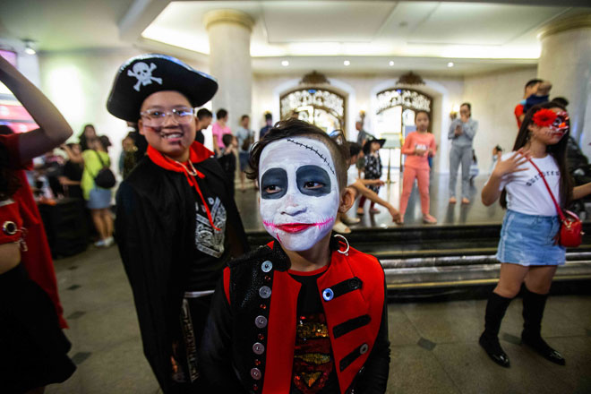 &#34;Zombie, phù thủy&#34; lang thang trên phố cổ Hà Nội trong đêm Halloween - 13