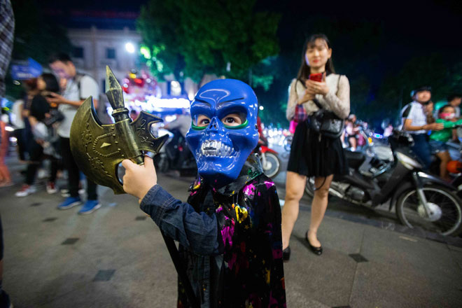 &#34;Zombie, phù thủy&#34; lang thang trên phố cổ Hà Nội trong đêm Halloween - 11