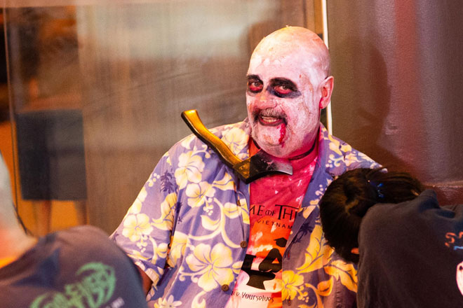 &#34;Zombie, phù thủy&#34; lang thang trên phố cổ Hà Nội trong đêm Halloween - 6